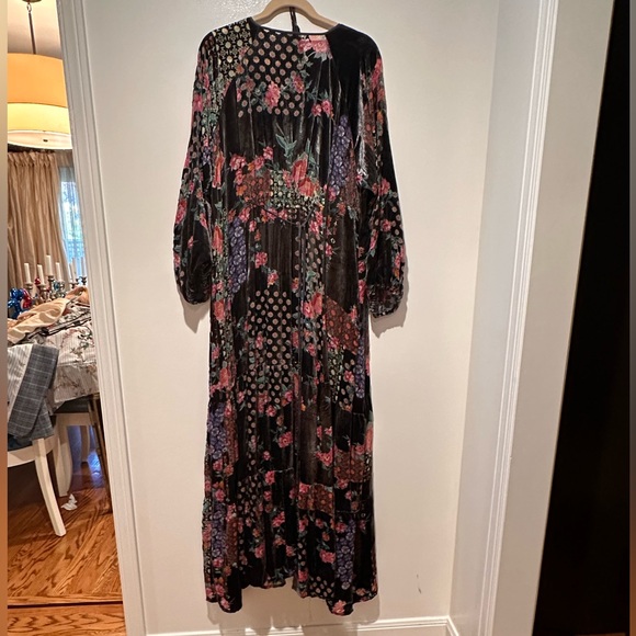 Johnny was
Not sure but it’s Gorgeous and heavy with beautifuliful fabric - Picture 3 of 17